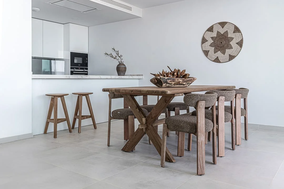 Dining area · table for six and kitchen bar