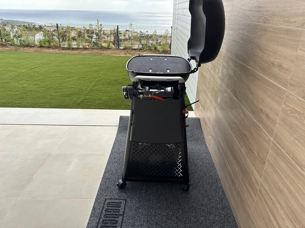 BBQ · side view and wall clearance